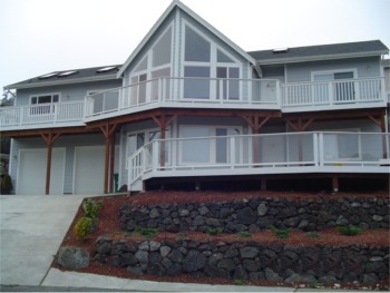 An Amazing Trex Deck with View Glass